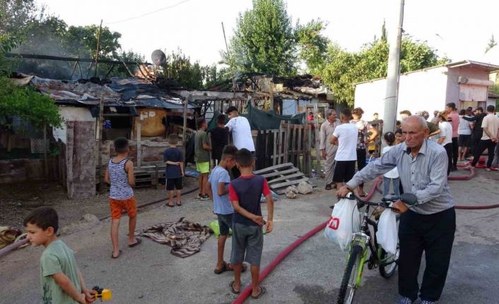 Antalya’da 2 müstakil ev yangında küle döndü