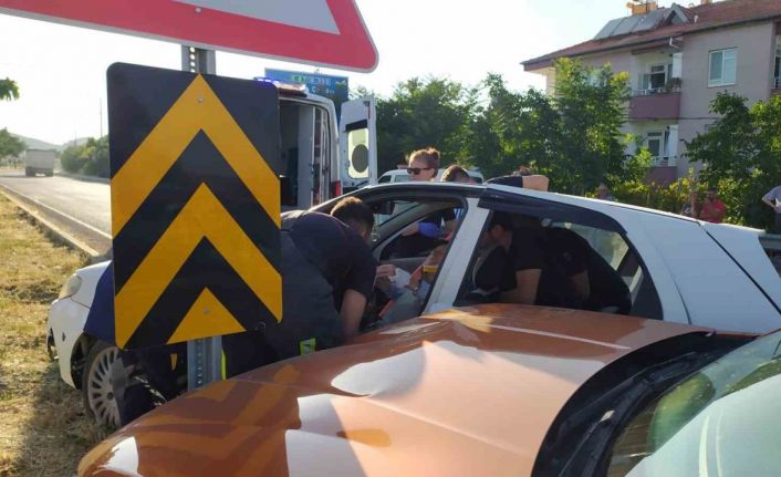 Antalya’da kontrolsüz kavşakta kaza: 3 yaralı