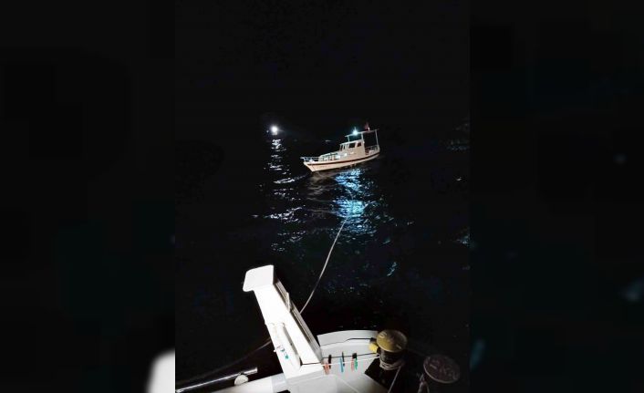 Arızalanan ve içinde 3 kişinin bulunduğu tekneyi Kıyı Emniyet ekipleri kurtardı