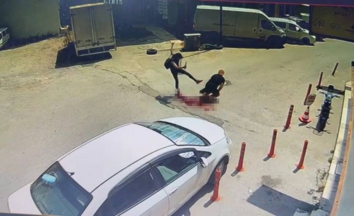 Arkadaşına sokak ortasında dehşeti yaşattı ,o anlar güvenlik kameralarına yansıdı