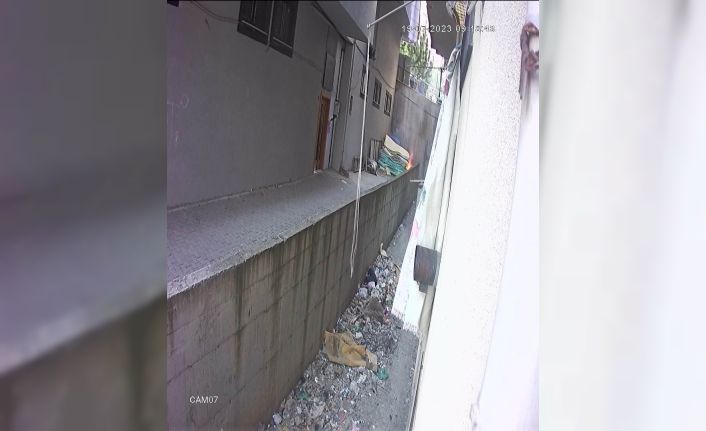 Arnavutköy’de 6 katlı 2 binayı küle çeviren yangının çıkış anı kamerada