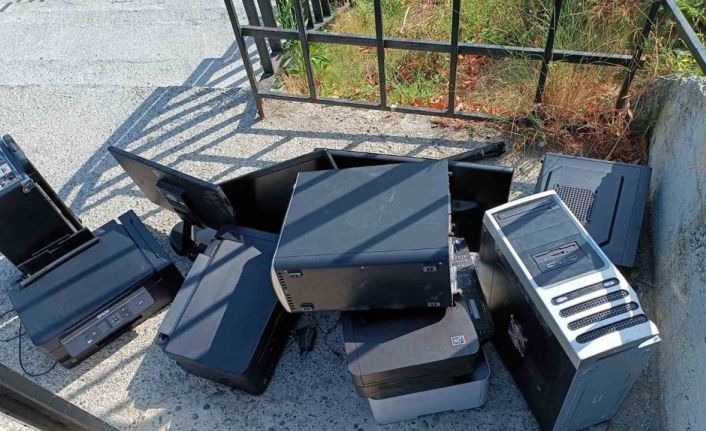 Arnavutköy’de pişkin hırsızlar çaldıkları kredi kartı ile çalıntı motosiklete akaryakıt alıp okul soydu