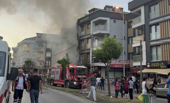 Arnavutköy’de sigara izmaritinden çıkan yangın 6 katlı iki binaya sıçradı