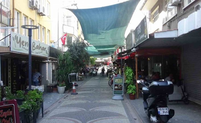 Aşırı sıcaklardan bunalan esnaf, gölge olsun diye sokağın üstünü zeytin brandaları ile örttü