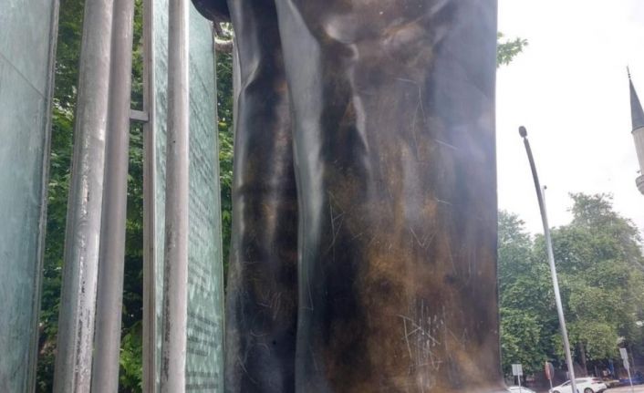 Atatürk heykeline zarar vermişlerdi, bakıma alınıyor