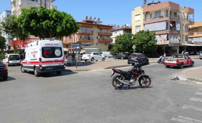 Aynı yerde 1 saat arayla meydan gelen kazalarda motosiklet sürücüleri yaralandı
