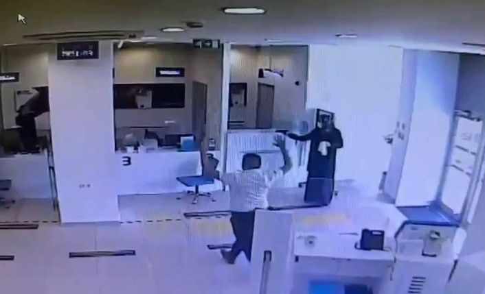 Bahçelievler’de film gibi soygun kamerada: Annesinin kıyafetleriyle kadın kılığına girip banka soydu