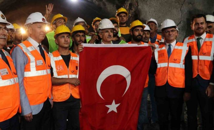 Bakan Uraloğlu: "Dünyanın gıptayla baktığı projeleri başarıyla tamamladık ve hayata geçirdik"