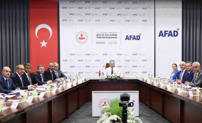 Bakan Yerlikaya, 10 ilin valisiyle "Karadeniz Bölgesi Sel ve Su Baskınları Değerlendirme Toplantısı" yaptı