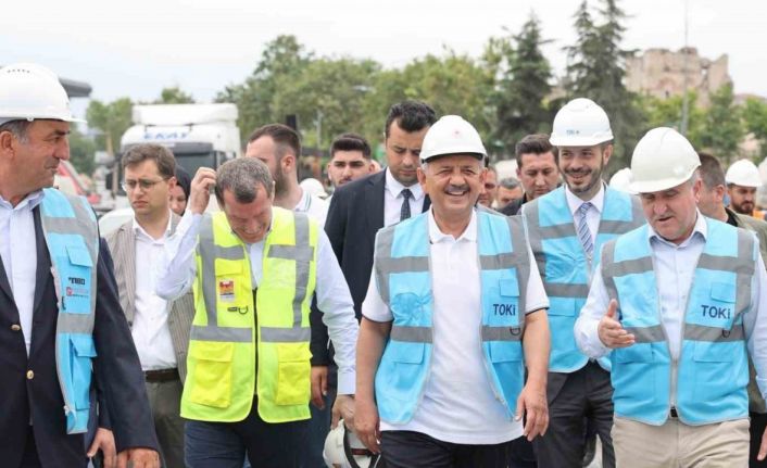 Bakanlar Özhaseki ve Bak, yapımı süren Abdi İpekçi Spor Kompleksi’ni inceledi