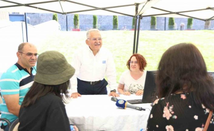 Başkan Büyükkılıç, ’Kayseri Kariyer’ ve ’Üniversite Tanıtım Ve Tercih Danışmanlığı’ stantlarını ziyaret etti