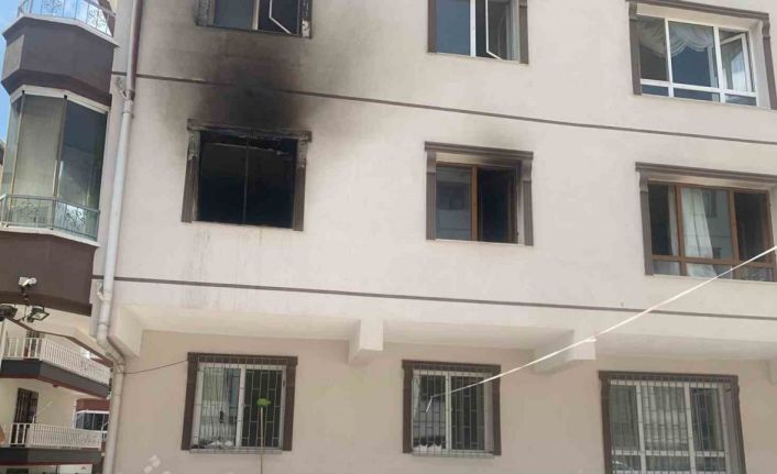Başkent’te alevlere teslim olan daire kullanılamaz hale geldi