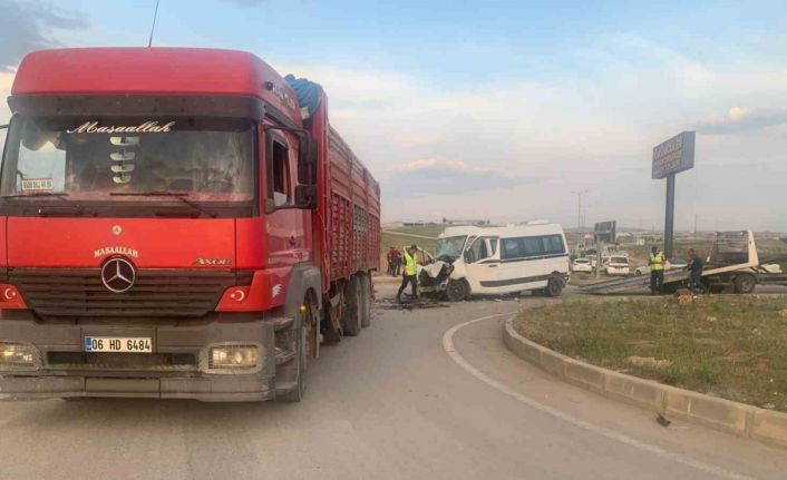 Başkentte işçileri taşıyan servis aracı kamyonla çarpıştı: 10 yaralı