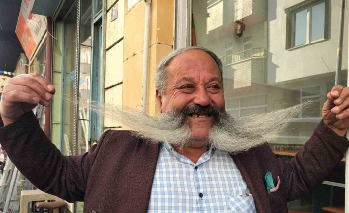 ‘Bayburtlu Pala’nın 19 yıldır kesmediği bıyıkları 1 metre 20 santimetre uzunluğuna ulaştı
