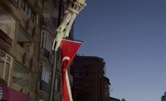 Bayrak hassasiyeti yıkımı durdurdu