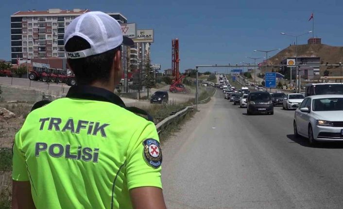 Bayram bilançosu netleşti: 43 ilin geçiş güzergahından 800 bin araç geçiş yaptı