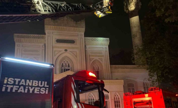 Beşiktaş Yıldız Hamidiye Camii’nde yangın meydana geldi, ekiplerin kontrol altına aldığı yangında soğutma çalışması sürüyor