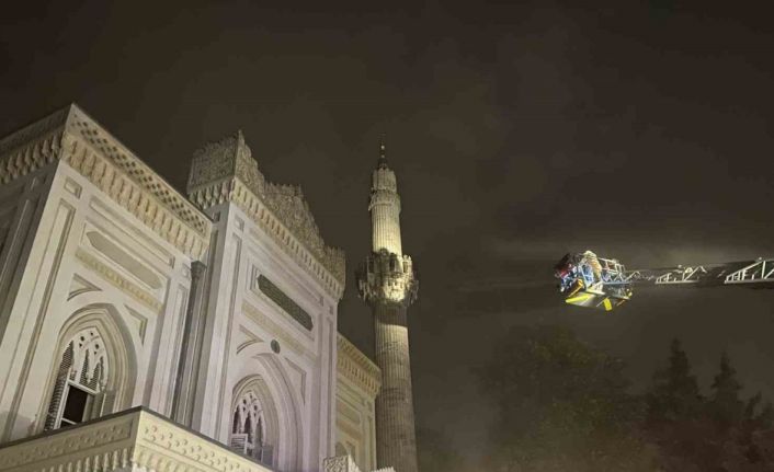 Beşiktaş Yıldız Hamidiye Camisi’nde çıkan yangın paniğe neden oldu