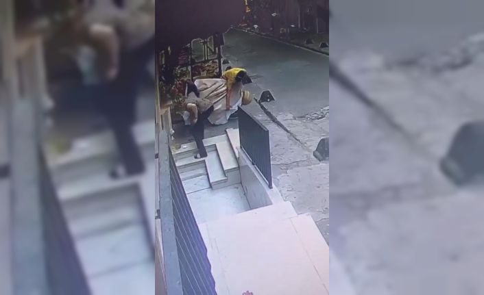 Beyoğlu’nda film gibi olay: Yardımsever esnaf hırsıza televizyon çalarken yardım etti