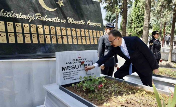 Bilecik’te 15 Temmuz Demokrasi ve Milli Birlik Günü programları çerçevesinde şehitlik ziyaret edildi