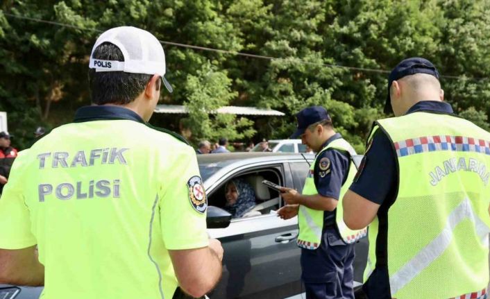 Bilecik’te bayram boyunca 940 personelin görev yaptığı 272 ekip, 10 radar ve 6 dron ile trafik denetimleri yapıldı