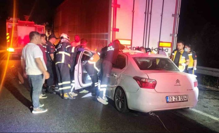 Bilecik’te tırın altına giren otomobilde bulunan 2 kişi ağır yaralandı