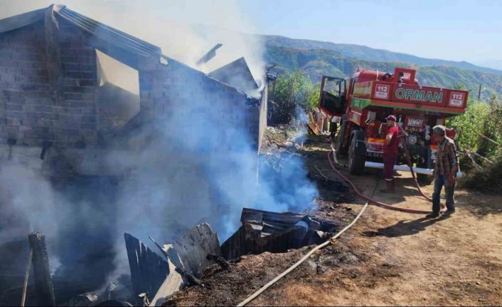 Bingöl’de ahır yangını