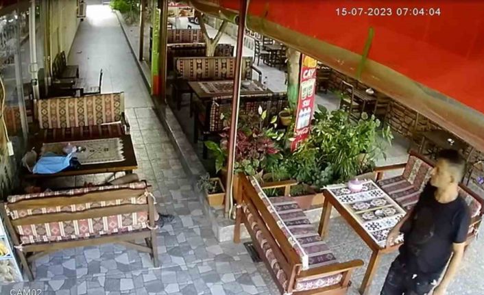 Bisikleti ile üç gün yol giden genç dinlenirken telefonunu çaldırdı, hırsızlık anı kamerada