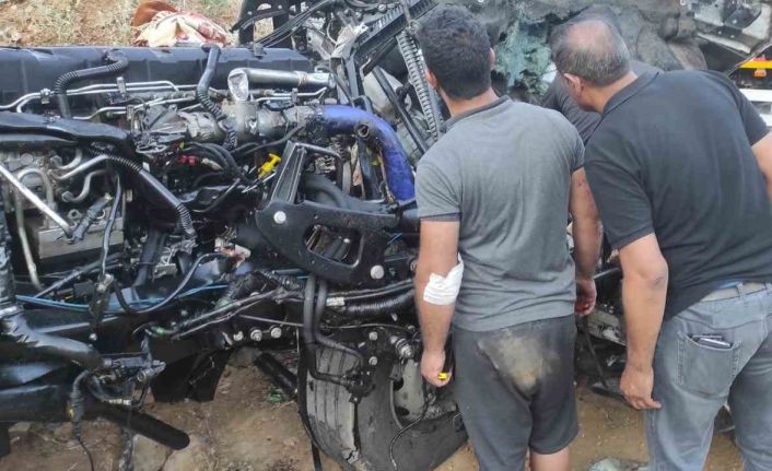 Bitlis’te kereste yüklü tır uçuruma yuvarlandı