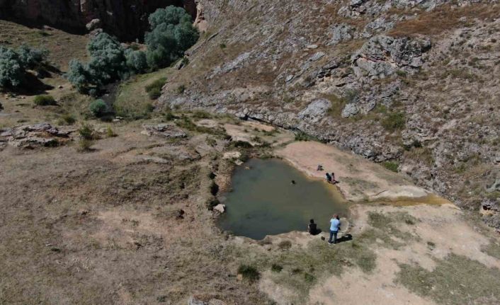Bu göle girenler hem serinliyor hem de şifa buluyor