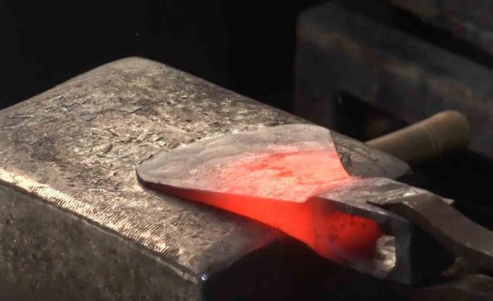 Bunaltıcı sıcağa rağmen mesleğini yaşatmaya devam ediyor