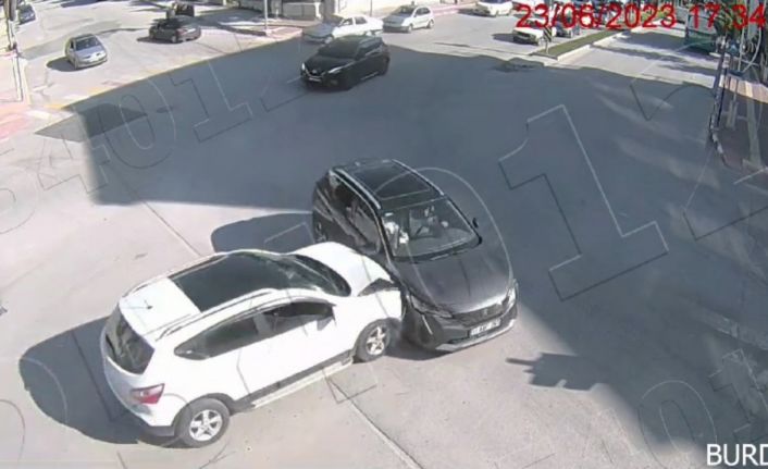 Burdur’daki trafik kazaları güvenlik kameralarına yansıdı