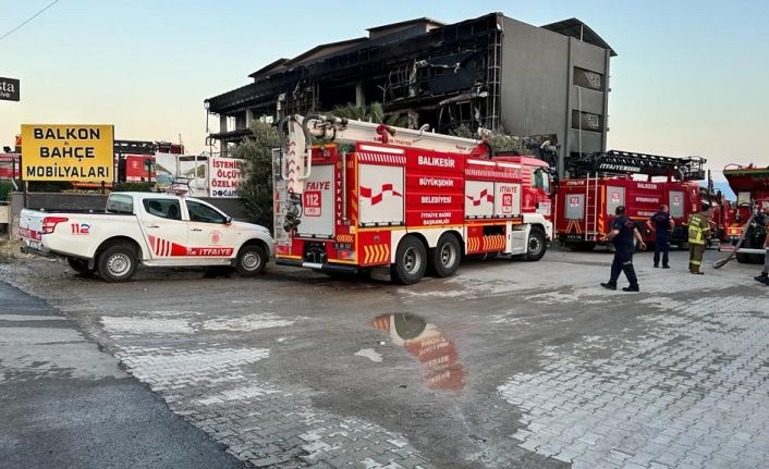 Burhaniye’de mobilya mağazası yandı