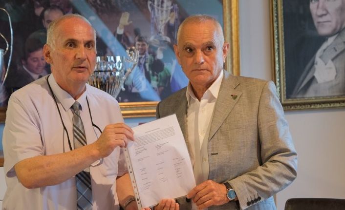 Bursaspor’un yeni başkanı Recep Günay mazbatasını aldı