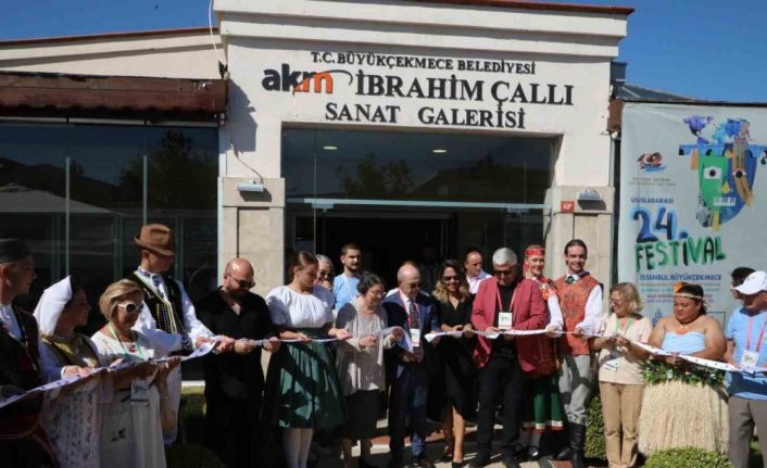 Büyükçekmece’de açılan “Nazif’in Düğmeleri’’ ve “Ritmin 100’ü Enstrüman" sergileri yoğun ilgi gördü