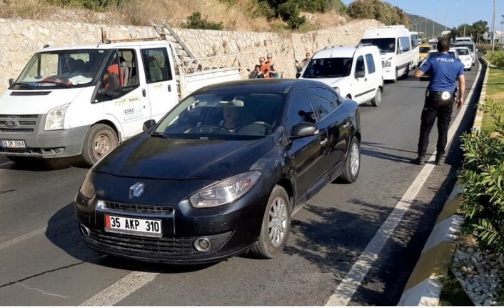 Çakarlı araç trafikten men edildi
