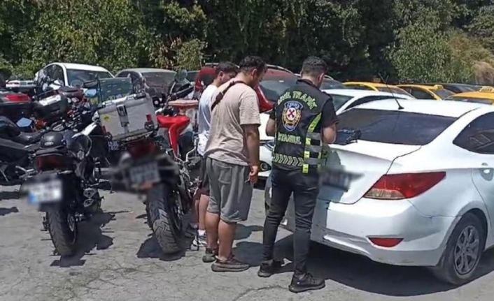 Çarşaflı kadınların üzerine motosiklet süren 2 kişi yakalandı