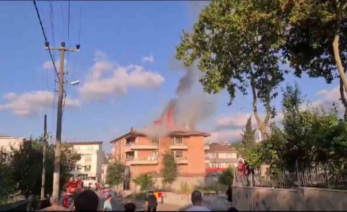 Çatı alev topuna döndü