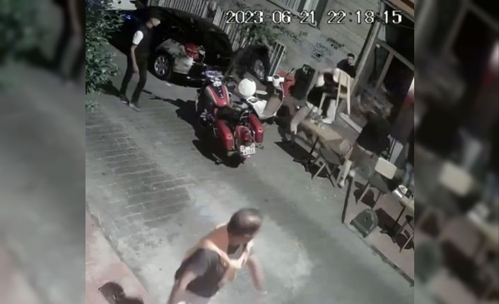 Cihangir’de sandalye ve küllüklü esnaf kavgası kamerada: Ateş açılınca ortalık karıştı