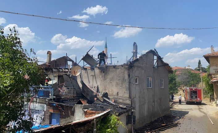 Çıkan yangın müstakil evi kullanılmaz hale getirdi