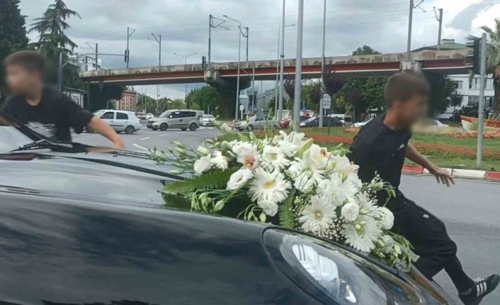 Çocuklar bahşiş için hayatlarını tehlikeye attı