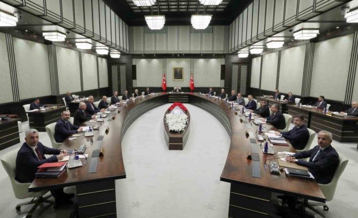 Cumhurbaşkanlığı Kabinesi, Cumhurbaşkanı Recep Tayyip Erdoğan başkanlığında toplandı.  Toplantı saat 15.20’de başladı.
