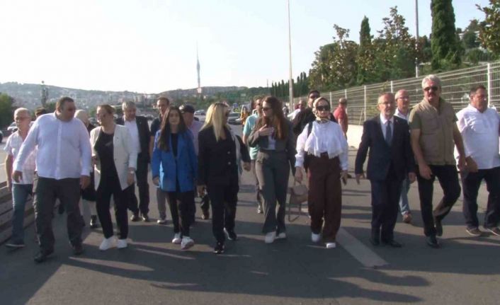 Darbenin 7’nci yılında dev Türk bayrağı 15 Temmuz Şehitler Köprüsü’ne asıldı