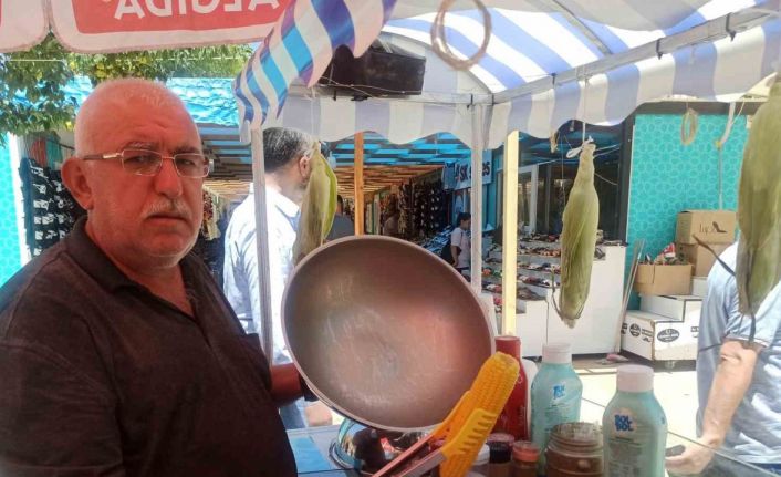 Depremde dükkanı yıkılan esnaf, mısır satmaya başladı