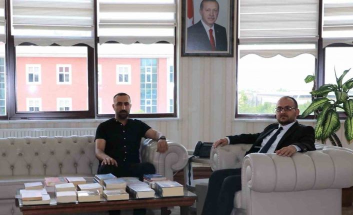 Depremde hayatını kaybeden öğrencinin kitapları üniversiteye bağışlandı