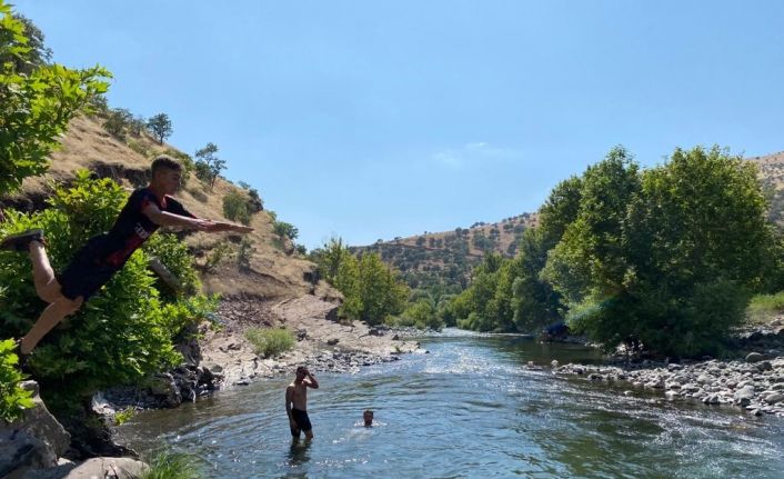 Derecik’te 40 derece ulaşan sıcaktan bunalan gençler çayda serinleniyor