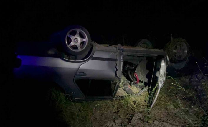 Direksiyon hakimiyetini kaybeden sürücü aracıyla tarlaya uçtu