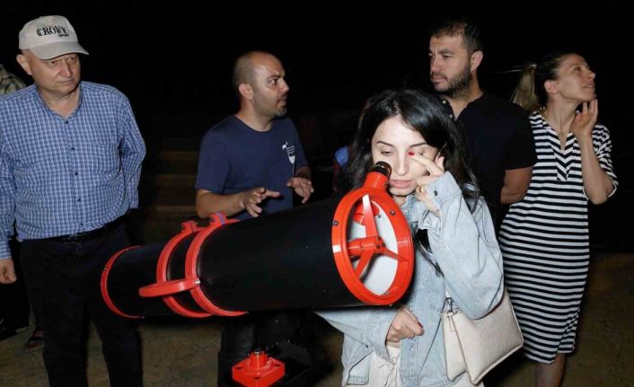 Doktor ve öğretmenler kendi ürettikleri teleskoplarla vatandaşları gökyüzü ile buluşturdu
