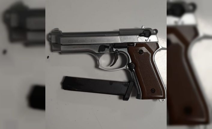 Düğün konvoyunda yolu kapatıp havaya ateş eden şahıs yakalandı