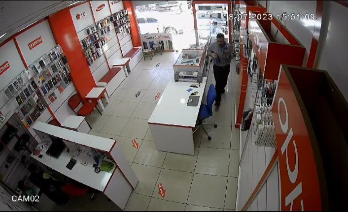 Dükkan sahibi namazdayken hırsız 55 bin lira değerindeki 3 telefonu çaldı